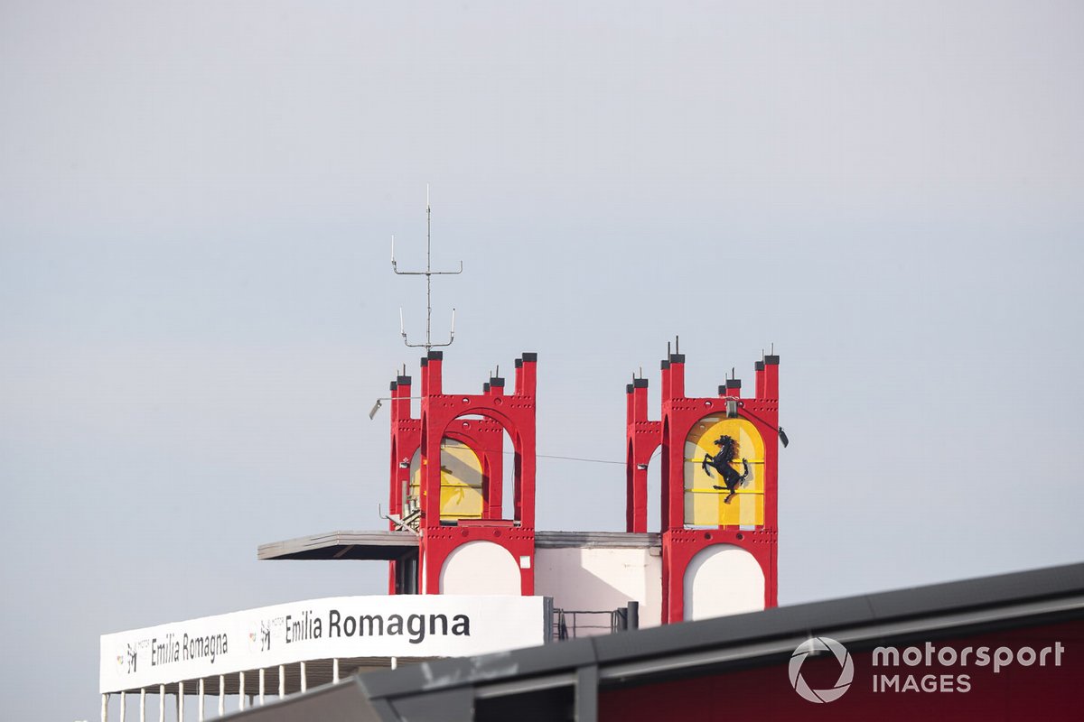 Des logos Ferrari sur un batîment du circuit