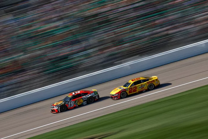 Chase Briscoe, Joe Gibbs Racing Toyota, Joey Logano, Team Penske Ford