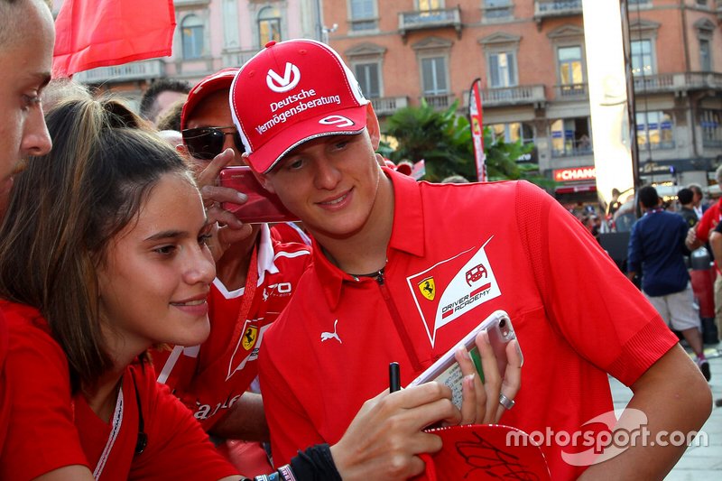 Mick Schumacher con fans