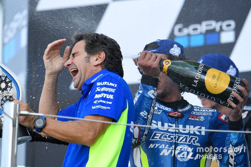 1. Alex Rins, Team Suzuki MotoGP, mit Davide Brivio