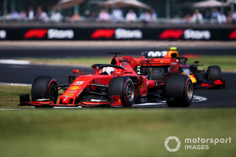 Sebastian Vettel, Ferrari SF90, precede Pierre Gasly, Red Bull Racing RB15