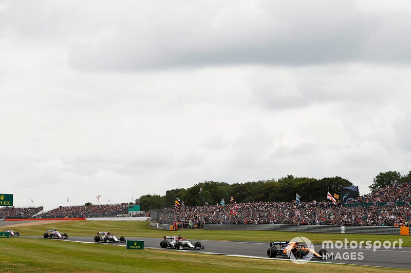Carlos Sainz Jr, McLaren MCL34, lidera Kimi Raikkonen, Alfa Romeo Racing C38, y Antonio Giovinazzi, Alfa Romeo Racing C38, en la vuelta de formación.