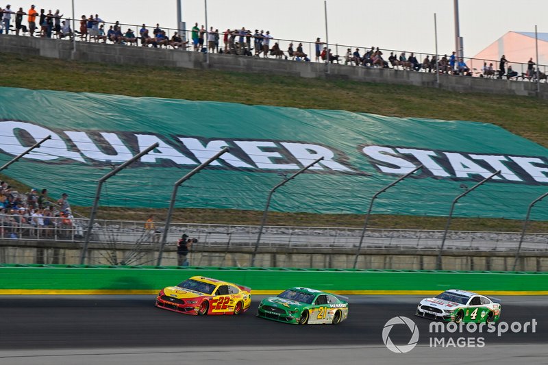 Joey Logano, Team Penske, Ford Mustang Shell Pennzoil, Paul Menard, Wood Brothers Racing, Ford Mustang Menards / Quaker State and Kevin Harvick, Stewart-Haas Racing, Ford Mustang Hunt Brothers Pizza