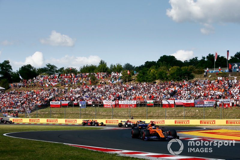 Carlos Sainz Jr, McLaren MCL34, lidera Lando Norris, McLaren MCL34, Kimi Raikkonen, Alfa Romeo Racing C38 y Pierre Gasly, Red Bull Racing RB15.
