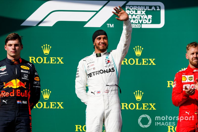 Podio: segundo lugar Max Verstappen, Red Bull Racing, ganador de la carrera Lewis Hamilton, Mercedes AMG F1, y el tercer lugar Sebastian Vettel, Ferrari