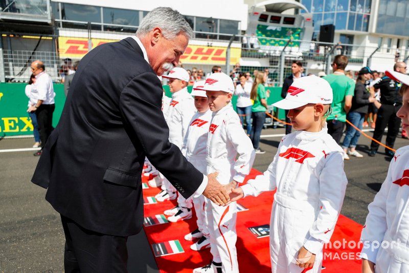 Chase Carey, Presidente, Fórmula 1, se reúne con algunos niños de la parrilla