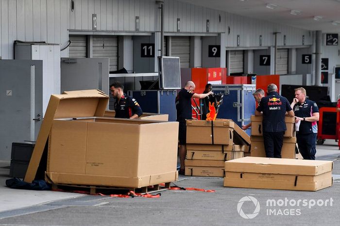 Mecánicos de Red Bull Racing con material