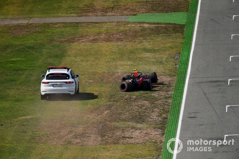 Un coche llega a la escena después de que Pierre Gasly, Red Bull Racing RB15, se estrellara