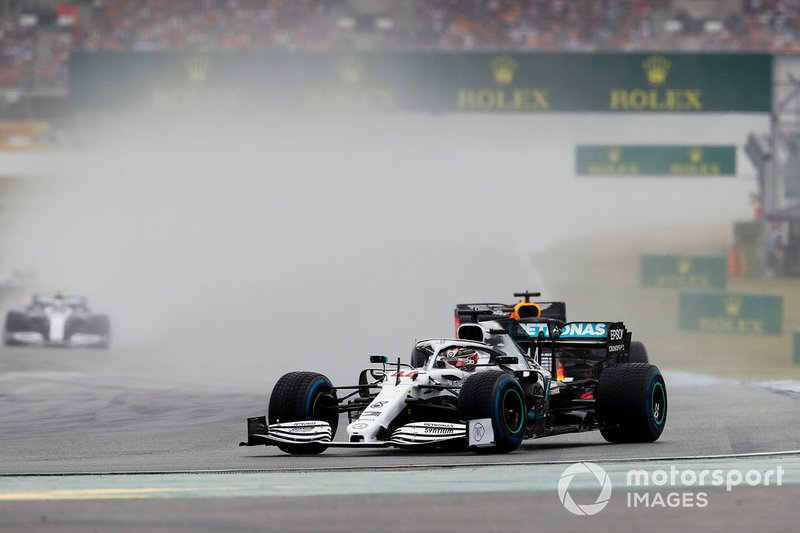 Lewis Hamilton, Mercedes AMG F1 W10, precede Max Verstappen, Red Bull Racing RB15