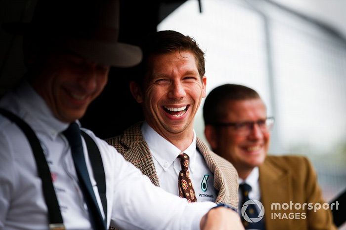 Matt Deane, mecánico jefe, Mercedes AMG, en la pared del pit