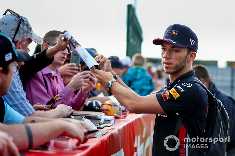 O novato tailandês tomou o posto de Gasly na Red Bull a partir do GP da Bélgica, ao passo que o francês retornou para sua ex-equipe após 12 provas fracas pelo time principal.