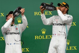 Valtteri Bottas, Mercedes AMG F1, 2e plaats, en Lewis Hamilton, Mercedes AMG F1, 1e plaats
