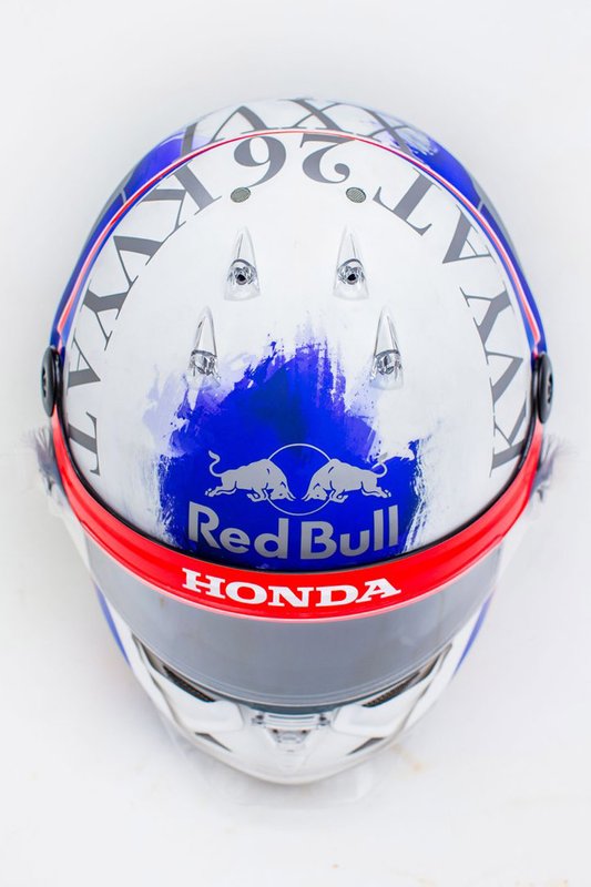 Шлем гонщика Scuderia Toro Rosso Даниила Квята для Гран При России