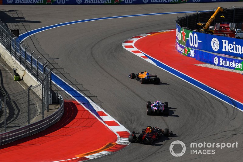 Lando Norris, McLaren MCL34, precede Sergio Perez, Racing Point RP19, e Max Verstappen, Red Bull Racing RB15