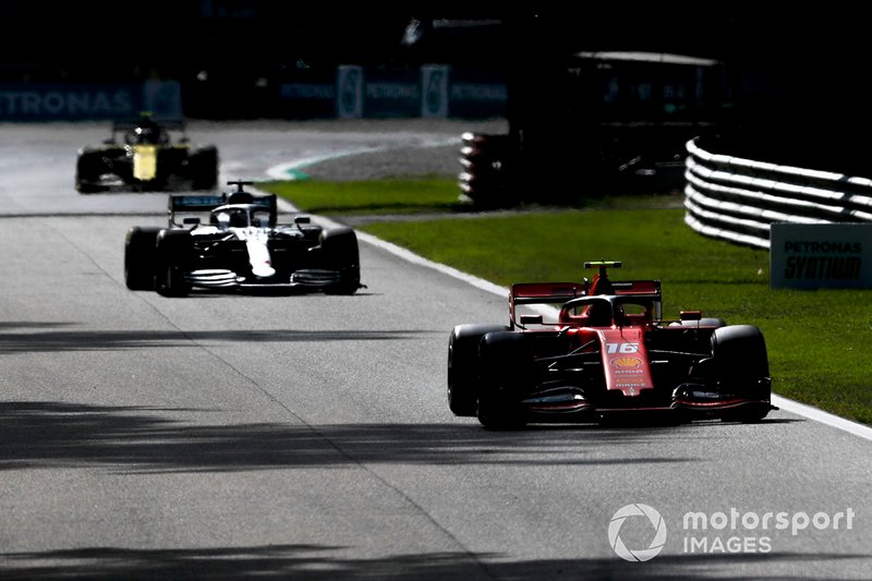 Charles Leclerc, Ferrari SF90, precede Lewis Hamilton, Mercedes AMG F1 W10