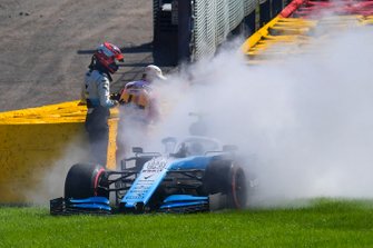 Robert Kubica, Williams Racing FW42, yangini sondurmeye yardim ediyor
