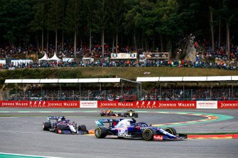 Pierre Gasly, Toro Rosso STR14, precede Daniil Kvyat, Toro Rosso STR14