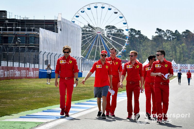 Sebastian Vettel, Ferrari fait un trackwalk avec ses mécaniciens