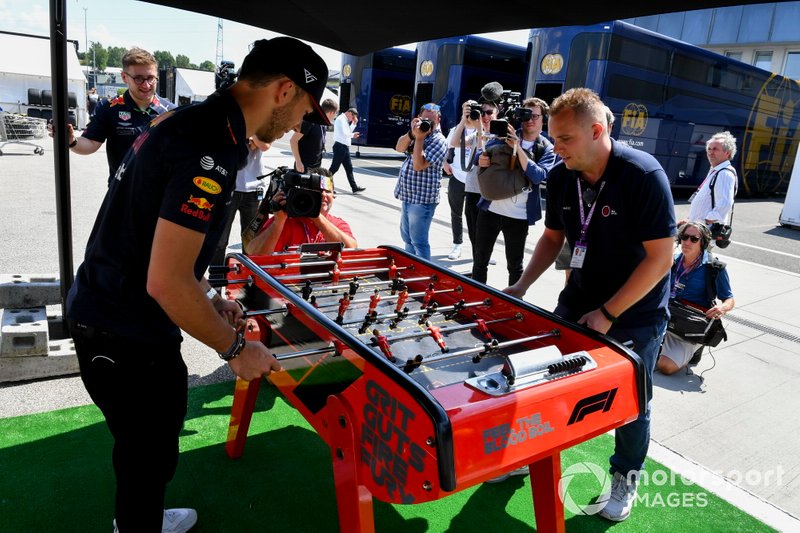Pierre Gasly, Red Bull Racing juega al futbol enredado