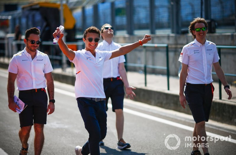 Lando Norris, McLaren walks the track with his team