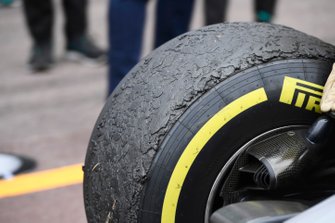 De versleten banden van Lewis Hamilton, Mercedes AMG F1 W10, na de race