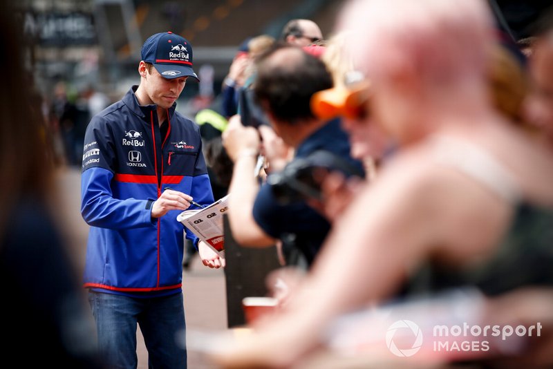 Daniil Kvyat, Toro Rosso signs a autograph for fan