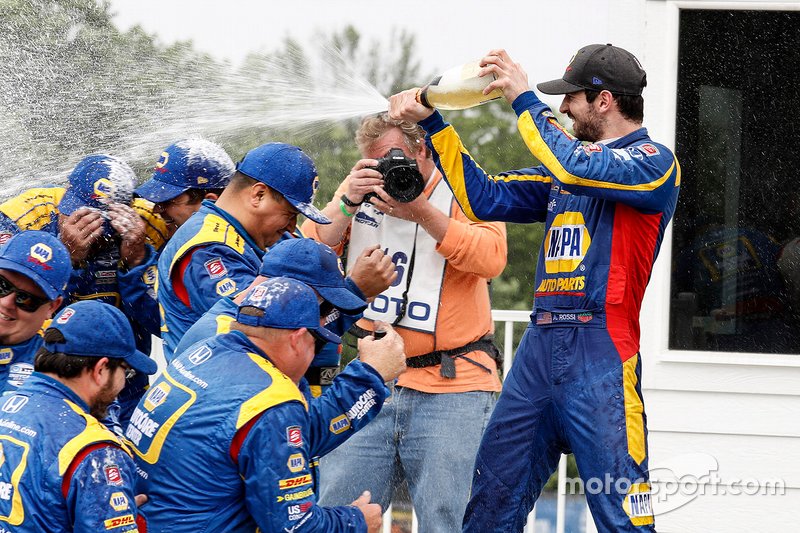 Race Winner Alexander Rossi, Andretti Autosport Honda celebrates with team