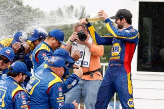 Race Winner Alexander Rossi, Andretti Autosport Honda celebrates with team