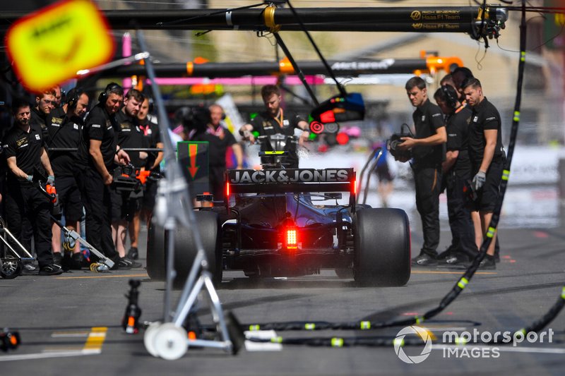 Kevin Magnussen, Haas F1 Team VF-19, dans les stands