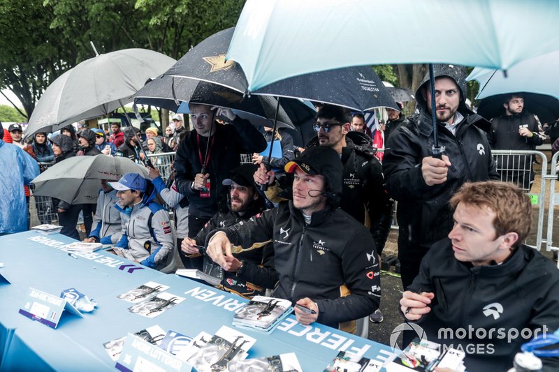 Felipe Massa, Venturi Formula E, Jean-Eric Vergne, DS TECHEETAH, Andre Lotterer, DS TECHEETAH, Oliver Turvey, NIO Formula E Team, signs autographs