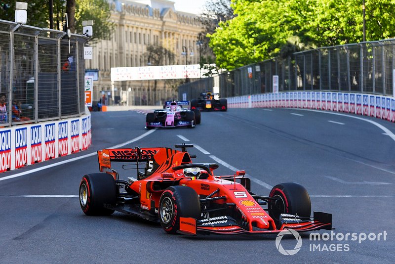Sebastian Vettel, Ferrari SF90, Sergio Pérez, Racing Point RP19, y Max Verstappen, Red Bull Racing RB15