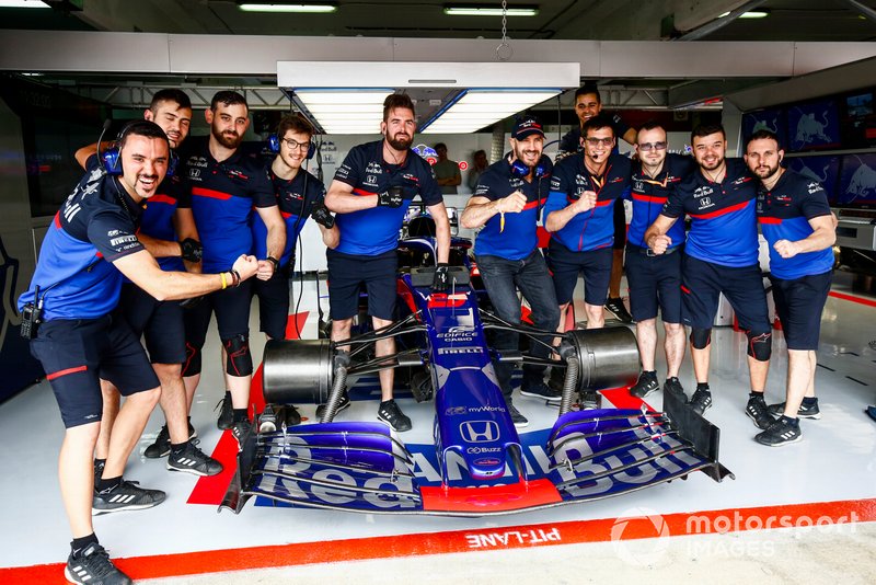 El luchador de WWE Claudio "Cesaro" Castagnoli con el equipo de Toro Rosso