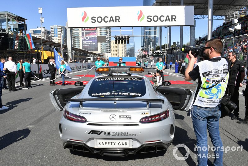 La Safety Car in griglia di partenza