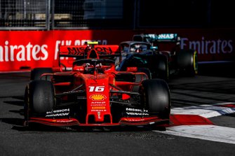 Charles Leclerc, Ferrari SF90 en Lewis Hamilton, Mercedes AMG F1 W10
