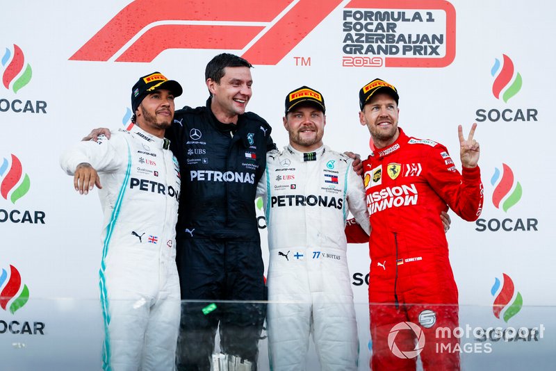 Lewis Hamilton, Mercedes AMG F1, il vincitore Valtteri Bottas, Mercedes AMG F1 e Sebastian Vettel, Ferrari festeggiano sul podio
