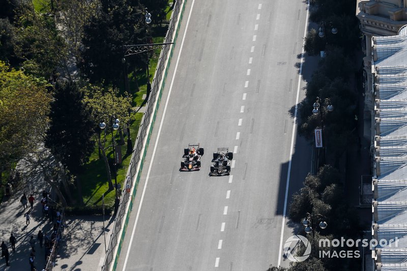 Romain Grosjean, Haas F1 Team VF-19, en lutte avec Pierre Gasly, Red Bull Racing RB15