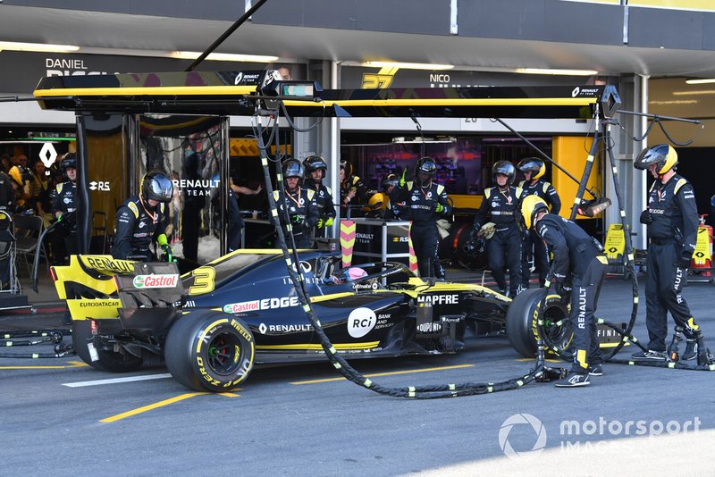 Daniel Ricciardo, Renault R.S.19, makes a pit stop