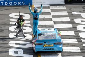 Ganador Kyle Busch, Joe Gibbs Racing, Toyota Camry M&M's Hazelnut, celebra