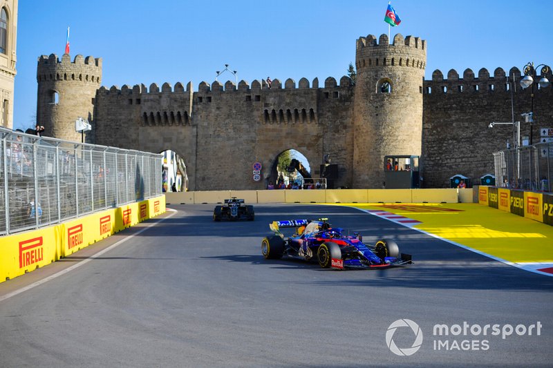 Alexander Albon, Toro Rosso STR14, devant Romain Grosjean, Haas F1 Team VF-19