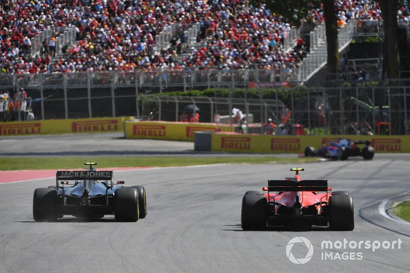 Charles Leclerc, Ferrari SF90, mette un giro su Kevin Magnussen, Haas VF-19