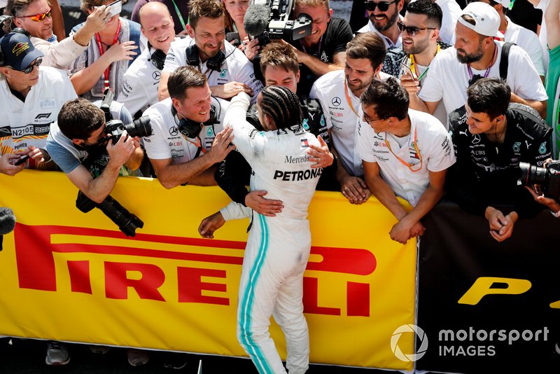 Lewis Hamilton, Mercedes AMG F1 W10 festeggia con il suo team al Parc Ferme