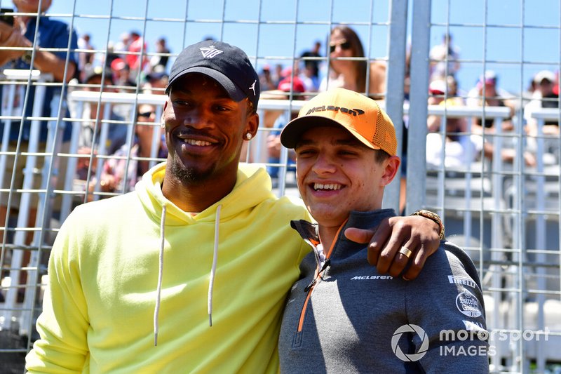 El jugador de la NBA Jimmy Butler con Lando Norris, McLaren