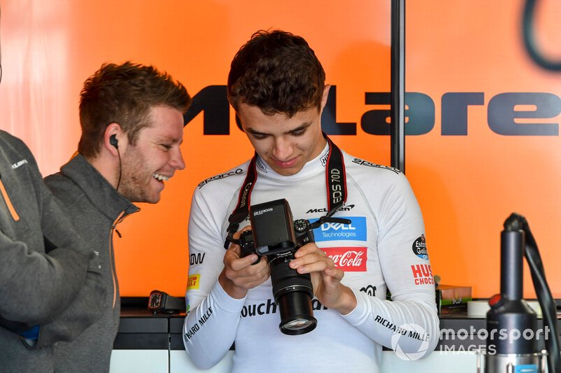 Lando Norris, McLaren con una cámara
