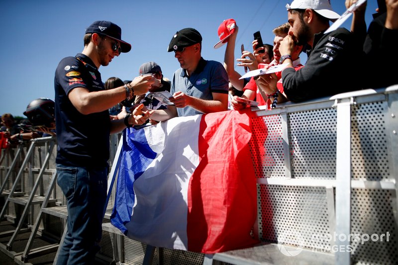 Pierre Gasly, Red Bull Racing signs a autograph for a fan