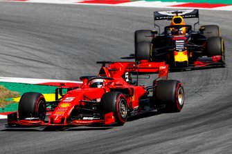 Sebastian Vettel, Ferrari SF90, voor Max Verstappen, Red Bull Racing RB15