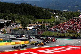 Valtteri Bottas, Mercedes AMG W10 voor Lando Norris, McLaren MCL34, Lewis Hamilton, Mercedes AMG F1 W10, Kimi Raikkonen, Alfa Romeo Racing C38, Max Verstappen, Red Bull Racing RB15, and the remainder of the field at the start