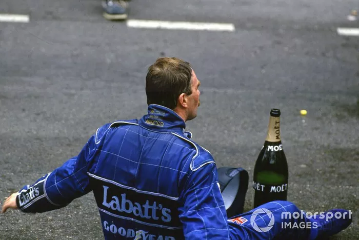 Nigel Mansell, Williams FW14B Renault, second, est assis sur le podium