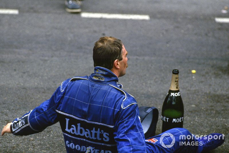 Nigel Mansell, Williams FW14B Renault, 2ª posición, sentado en el suelo del podio