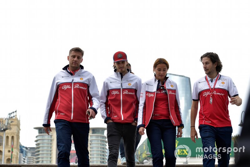 Antonio Giovinazzi, Alfa Romeo Racing recorre la pista con sus ingenieros