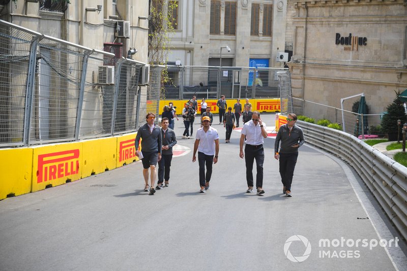 Carlos Sainz Jr., McLaren, recorre la pista con sus ingenieros